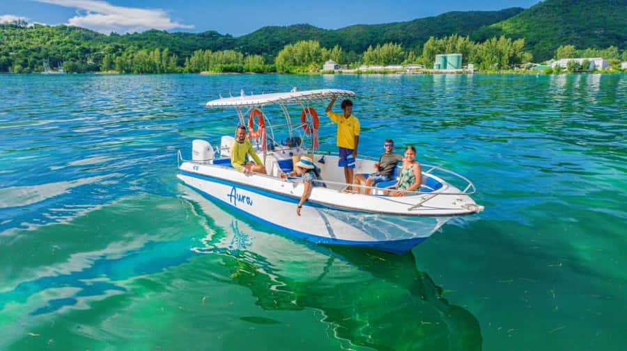 Praslin: Curieuse & St-Pierre Boat Adventure with Snorkeling - Meeting Curieuse’s giant tortoises at Laraie Bay